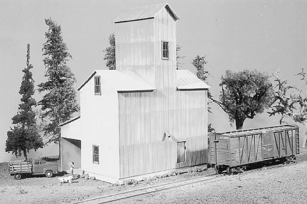 American Model Builders 121  Silex Grain Elevator