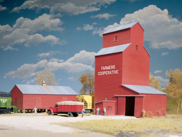 Walthers Cornerstone 3036   Farmers Cooperative Rural Grain Elevator