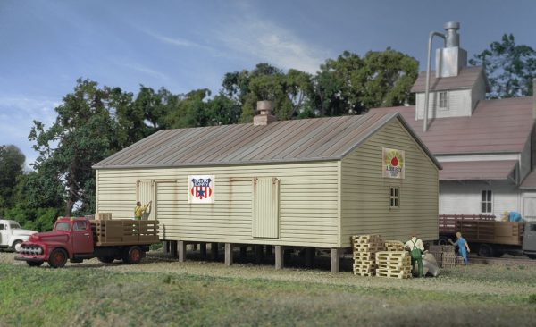 Walthers Cornerstone 3230  Co-Operative Storage Shed on Pilings