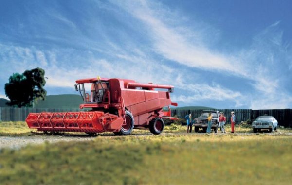 Walthers SceneMaster 11003  Farm Combine - Kit - Includes Grain & Corn Heads