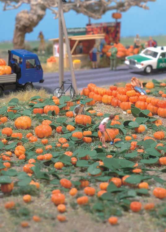 Walthers SceneMaster 1115  Pumpkin Patch -- Kit - 80 pumpkins (assorted sizes) & eight vines